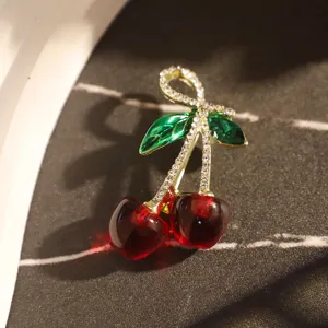 Vue détaillée d'une broche cerise avec fruits rouges et strass scintillants