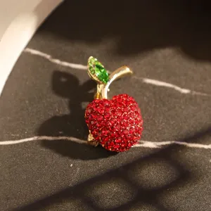 Gros plan macro d'une broche cerise étincelante en strass rouges pour femmes