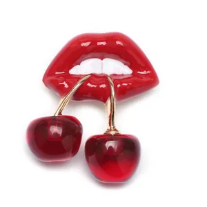 Broche créative en forme de cerise avec des lèvres rouges pour les costumes de femmes.