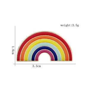Spilla smaltata arcobaleno con dimensioni 1,8x3,3 cm e un peso totale di 3,5 g