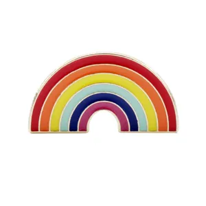 Dettaglio di alta qualità di una spilla arcobaleno in smalto colorato con bordi dorati