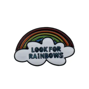 Incantevole spilla arcobaleno in smalto con nuvola bianca e testo Look For Rainbows