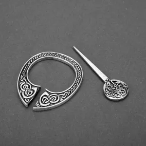 Detaillierte Makroansicht der Vintage Wikinger Keltenknoten Brosche und Schalnadel in Altsilber