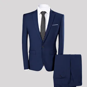 Detailopname van een professioneel marineblauw nauwsluitend herenpak met een gestreepte das.