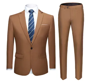 Elegant bruin herenpak in slim fit uitvoering bestaande uit een jasje en pantalon