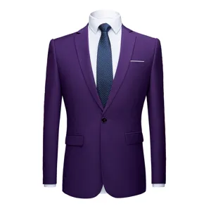 Detailweergave van een slim-fit paars herenkostuum met wit overhemd en een blauwe das