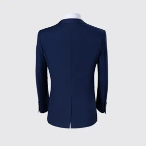 Achteraanzicht van een marineblauw slim fit herenkostuum op een paspop voor gala