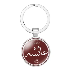 Vue détaillée d'un porte-clés du Moyen-Orient avec calligraphie arabe sur fond rouge