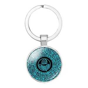 Vue détaillée de la calligraphie arabe bleu clair sur le porte-clés cabochon en verre rond