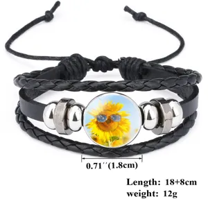 Detaillierte Nahaufnahme eines mehrlagigen Sonnenblumen-Lederarmbands mit Maßen 1.8cm