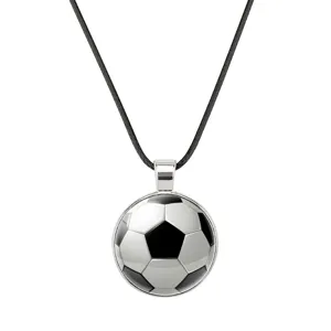 Collier avec pendentif ballon de football classique sur fond blanc