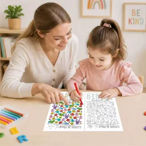 Primo piano di un bambino e un adulto che usano il libro di attività Look & Find a tavola