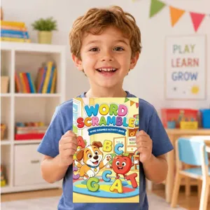Vista dettagliata del libro di attività Word Scramble tenuto da un bambino a scuola