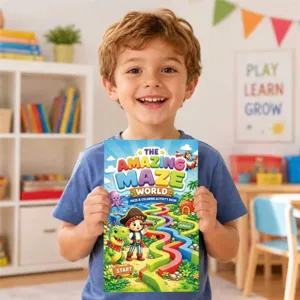 Kind hält fröhlich das 'Amazing Maze World' Aktivitätsbuch im Spielzimmer-Umfeld