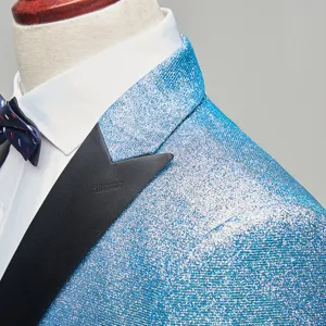 Glanzend blauw herenpak jasje met zwarte revers voor professionele optredens op het podium.