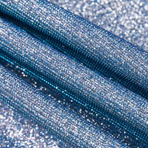 Hoge resolutie macrodetail van blauwe glinsterende glitterstof voor elegante herenpodiumpakken