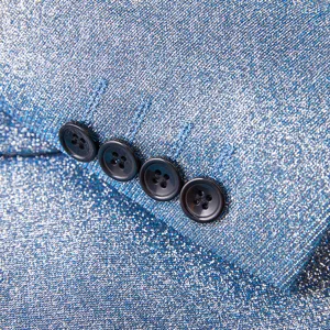 Detailopname van een blauwe glinsterende herenpak mouw met zwarte knopen