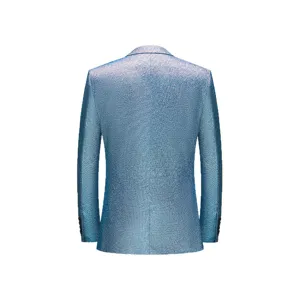 Achteraanzicht van een glanzende lichtblauwe slim-fit heren blazer voor podiumoptredens