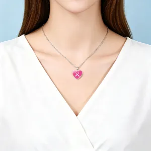 Primo piano di una collana con ciondolo a cuore rosa e nastro per la prevenzione