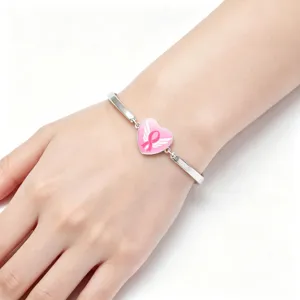 Braccialetto a cuore con nastro rosa per cancro al seno con finitura in argento