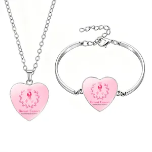 Vista dettagliata del set collana e bracciale cuore nastro per cancro al seno