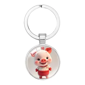 Primer plano de un colgante de llavero circular con un tierno cerdito del zodiaco en 3D