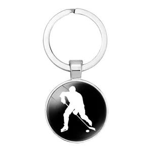 Portachiavi tondo argento con silhouette di giocatore di hockey su ghiaccio bianca