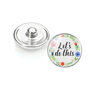 Vue détaillée du bouton pression en verre floral avec citation inspirante 'Let's do this'