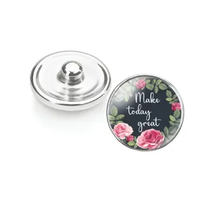 Vue détaillée d'un bouton pression en verre fleuri avec citation 'Make today great'