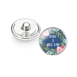 Vue détaillée d'un bouton pression en verre avec fleurs et slogan 'Have a Nice Day'