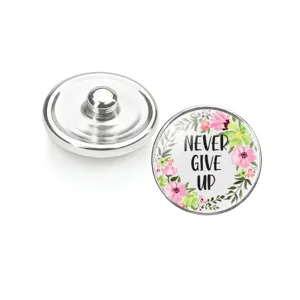 Vue détaillée d'un bouton pression floral avec texte 'Never Give Up' et dos en métal