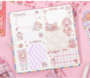 Vue détaillée d'autocollants de fille de dessin animé mignons sur un journal rose
