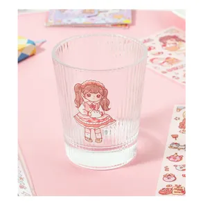 Détail d'un autocollant de fille de dessin animé mignon sur un verre strié pour la déco
