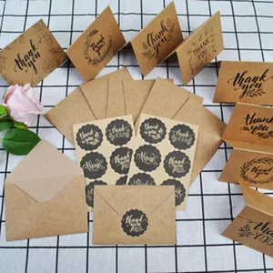 Vue détaillée de diverses cartes de remerciement en kraft avec enveloppes assorties