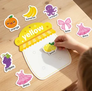 Kinderhand, die einen Zitronenaufkleber auf ein pädagogisches Montessori-Spielzeug klebt