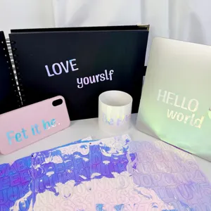 Dettaglio di adesivi con lettere metalliche iridescenti applicati su un laptop