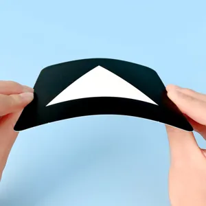 Primer plano de tarjeta de estimulación visual flexible en blanco y negro para recién nacido