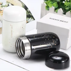 Nahaufnahme von Mini-Edelstahl-Thermosbechern mit Sternenhimmel-Design und Geschenkbox.