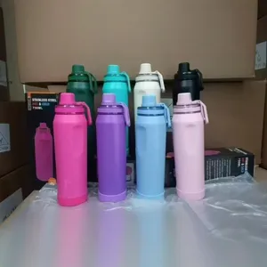 Primer plano de varias botellas de agua deportivas de acero inoxidable de 750 ml aisladas