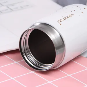 Detailansicht des Edelstahlrandes einer weißen Mini-Thermoskanne mit Sternenhimmel-Motiv