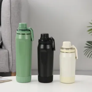 Detalle de tres botellas de agua aisladas de acero inoxidable en varios tamaños y tonos