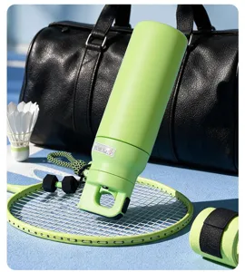 Borraccia sportiva in acciaio inossidabile verde brillante su una racchetta da badminton in palestra