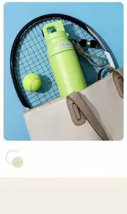Primer plano de una botella deportiva térmica verde claro en un bolso blanco elegante
