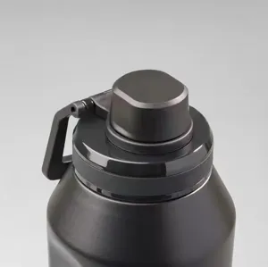 Primer plano del tapón y el asa de una gran botella térmica de acero inoxidable negro