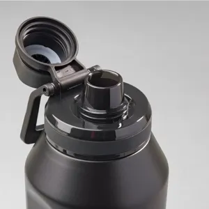 Detalle de la boquilla y el mecanismo de la tapa de una botella deportiva negra