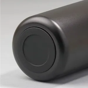 Detalle en primer plano del fondo antideslizante de un termo de acero inoxidable en negro mate