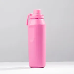 Detalle de una botella de agua deportiva térmica grande de acero inoxidable 304 rosa