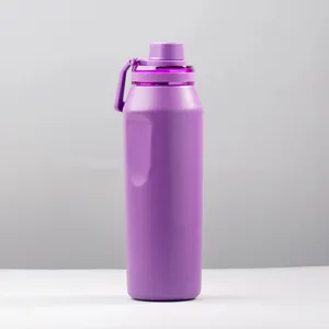 Vista de la botella de agua deportiva térmica de acero inoxidable violeta de gran capacidad.