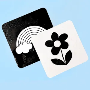 Primer plano de tarjetas impermeables de estimulación visual en blanco y negro para recién nacidos