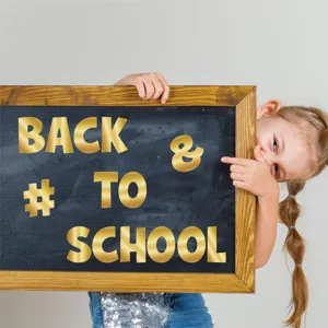 Grands autocollants de lettres dorées de 2,5 pouces sur un tableau noir pour l'école.